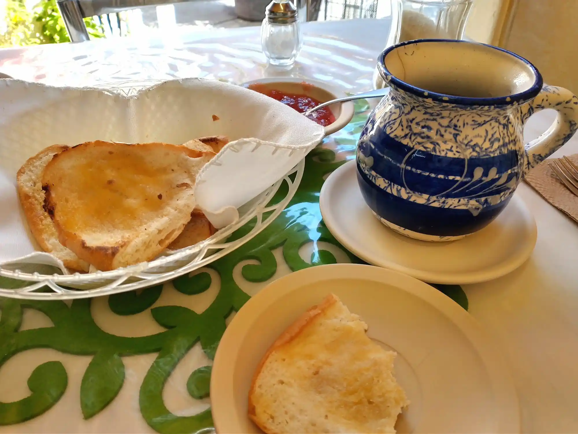 Café de olla en jarrito de talavera con pan tostado y mermelada