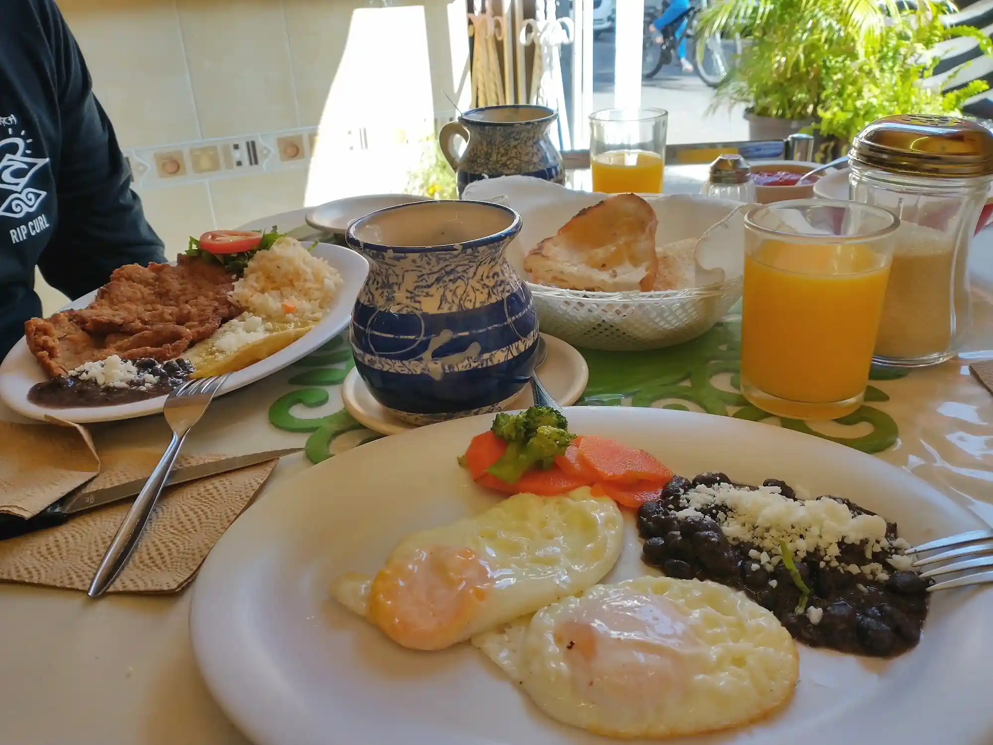 Desayuno de Fonda Big Ben: huevos estrellados, frijoles con queso, verduras y café de olla en jarrito de talavera