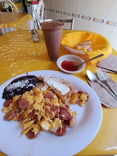 Huevos revueltos con salchicha y chilaquiles con crema