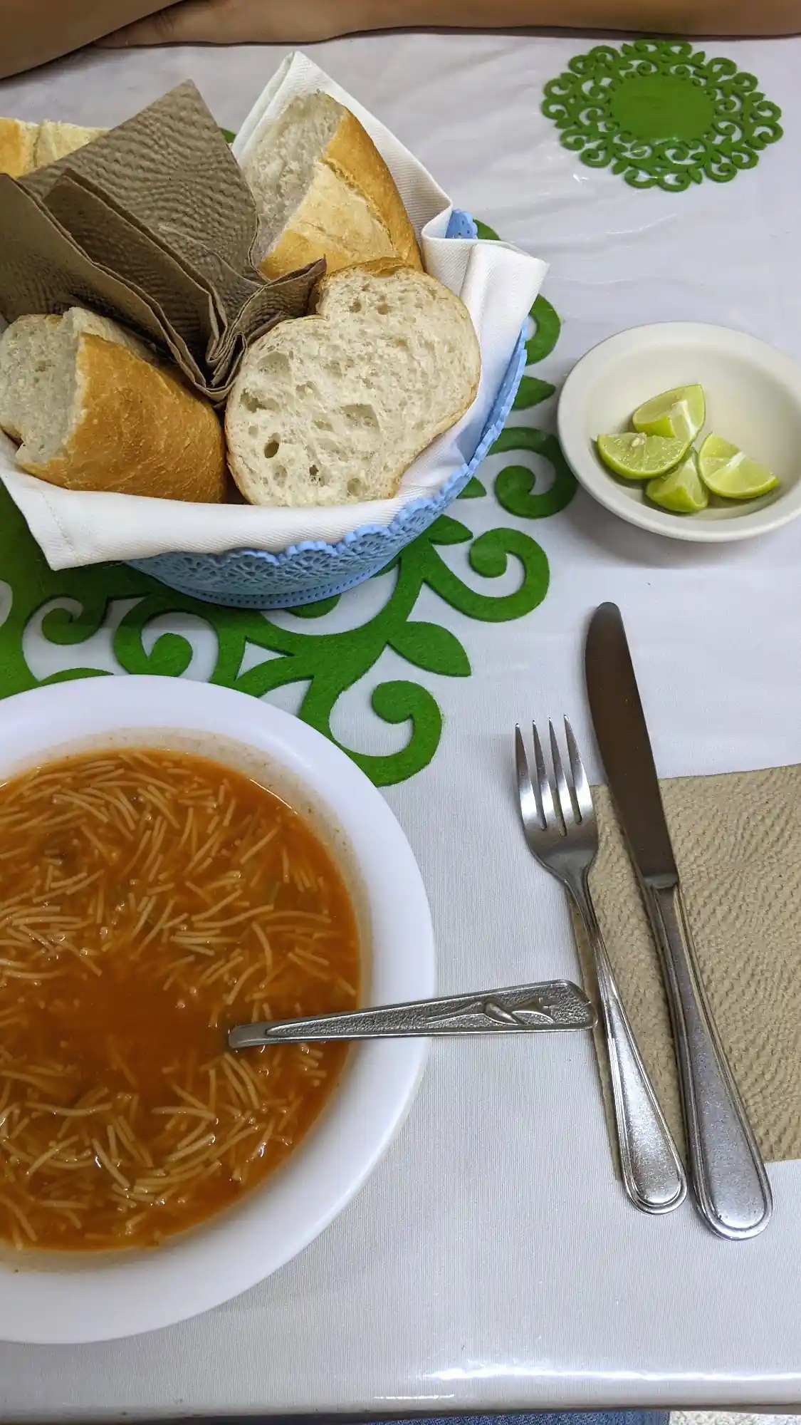 Sopa de fideo con pan y limón